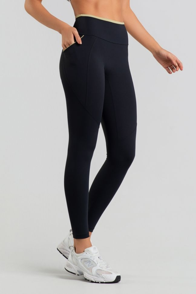 K5053-B_Calca_Legging_com_Bolsos_e_Detalhes_Contrastantes_Preto__Lemon__Ref:_K5053-B