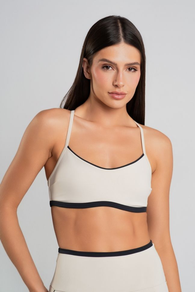K5052-A_Top_com_Alcas_Regulaveis_e_Detalhes_Contrastantes_Off-White__Preto__Ref:_K5052-A