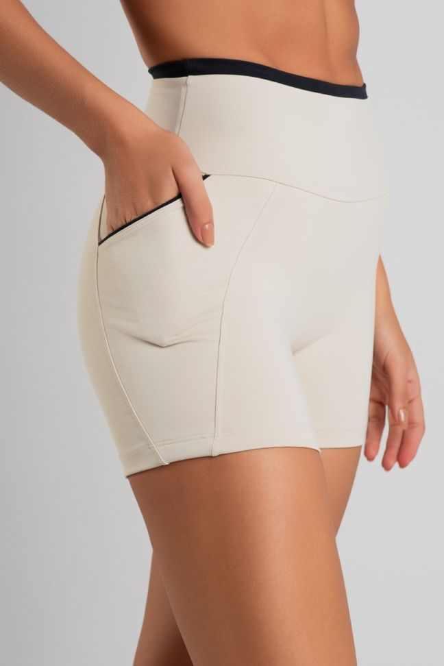 K5054-A_Short_com_Bolsos_e_Detalhes_Contrastantes_Off-White__Preto__Ref:_K5054-A