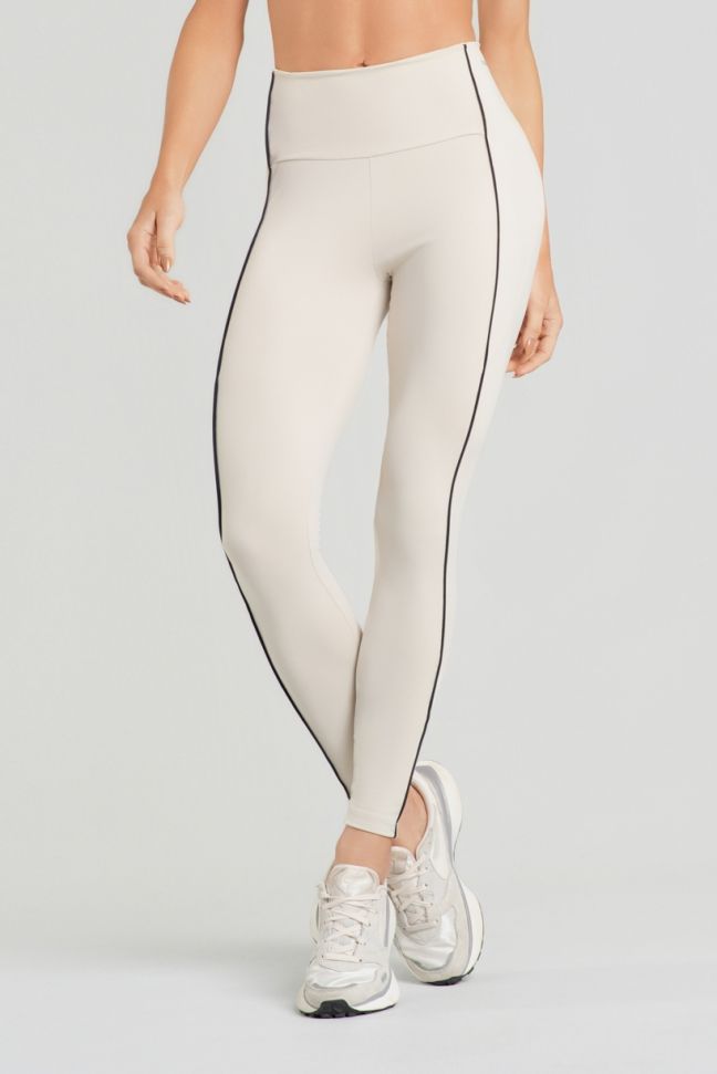 K5208-B_Calca_Legging_com_Recortes_e_Vivo_Contrastante_Off-White__Preto__Ref:_K5208-B