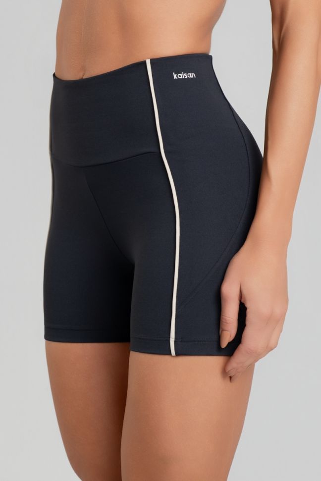 K5209-A_Short_com_Recortes_e_Vivo_Contrastante_Preto__Off-White__Ref:_K5209-A