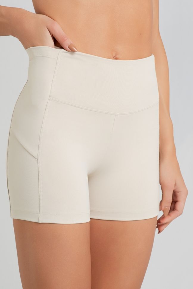 K4752-F_Short_com_Bolsos_e_Recortes_Off-White__Ref:_K4752-F