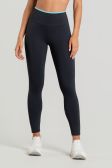 Calça Legging com Bolso e Detalhes Contrastantes (Preto / Brisa) | Ref: K5190-A