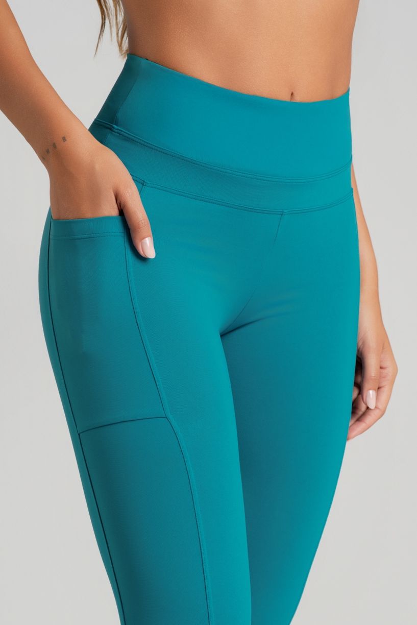 K4716-D_Calca_Legging_com_Recorte_no_Cos_e_Bolsos_nas_Laterais_Acqua__Ref:_K4716-D