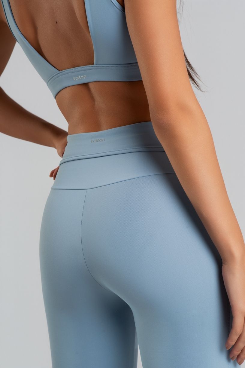 K5056-A_Calca_Legging_com_Recorte_e_Bolso_Amplo_no_Cos_Iris__Ref:_K5056-A