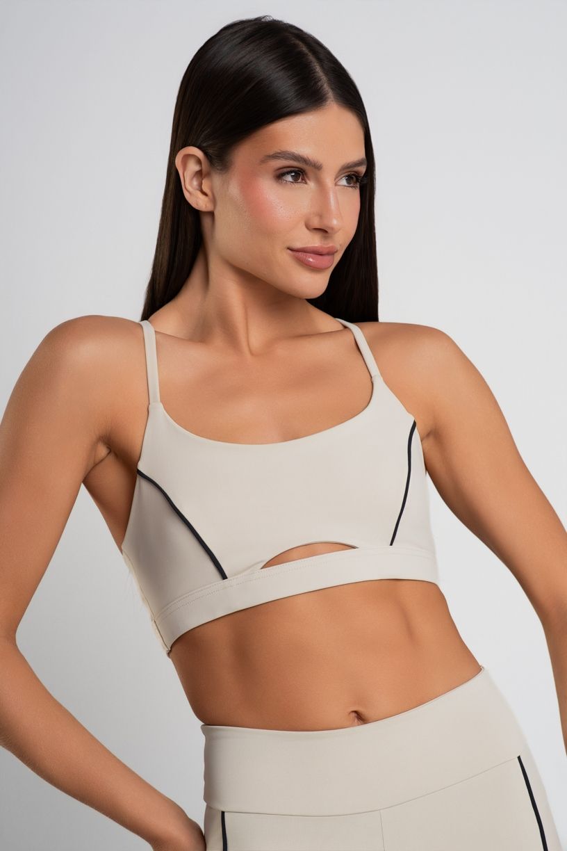K5046-B_Top_com_Abertura_Frontal_e_Vivos_Contrastantes_Off-White__Preto__Ref:_K5046-B