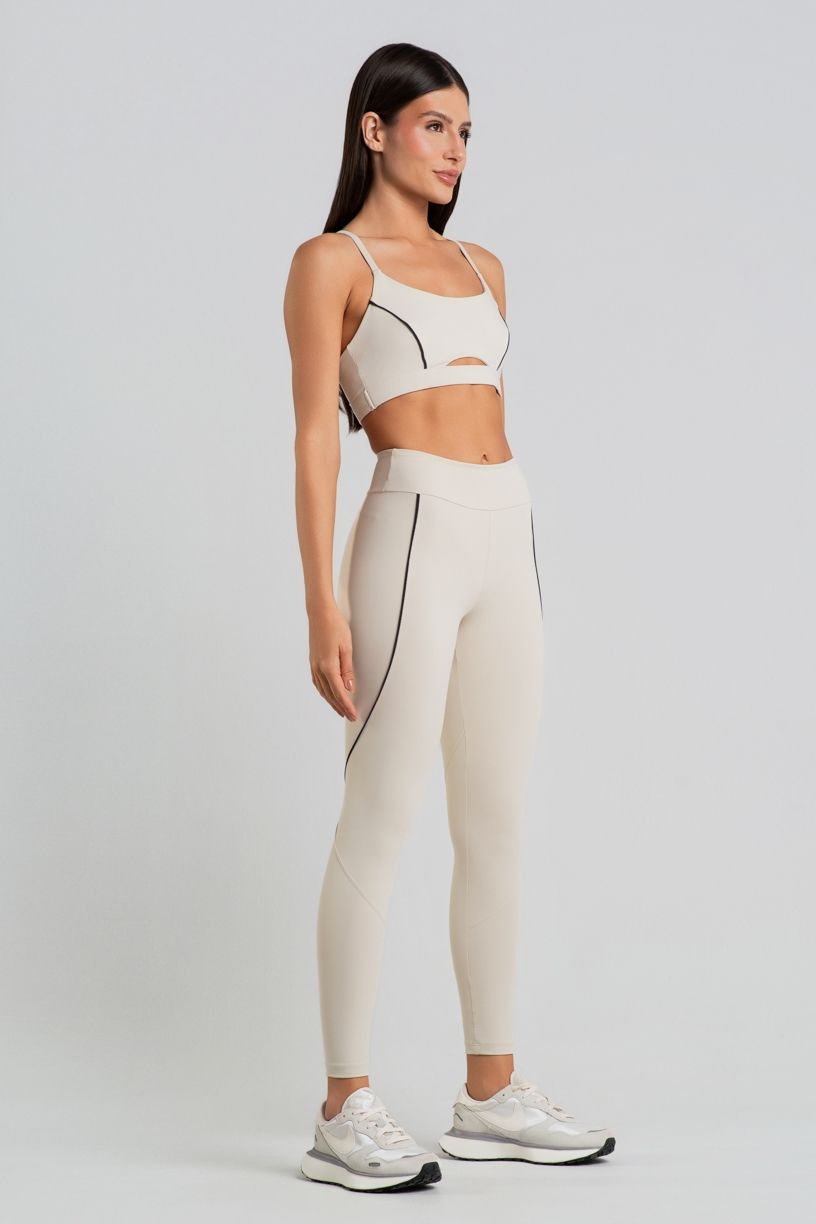 K5046-B_Top_com_Abertura_Frontal_e_Vivos_Contrastantes_Off-White__Preto__Ref:_K5046-B
