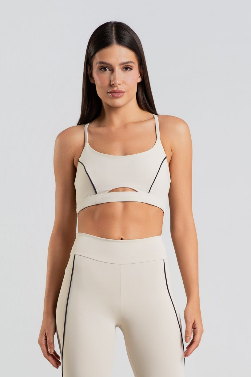 K5046-B_Top_com_Abertura_Frontal_e_Vivos_Contrastantes_Off-White__Preto__Ref:_K5046-B
