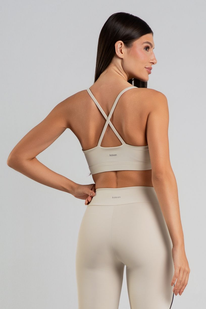 K5046-B_Top_com_Abertura_Frontal_e_Vivos_Contrastantes_Off-White__Preto__Ref:_K5046-B