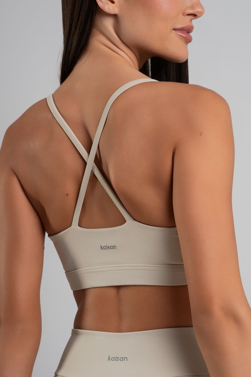 K5046-B_Top_com_Abertura_Frontal_e_Vivos_Contrastantes_Off-White__Preto__Ref:_K5046-B
