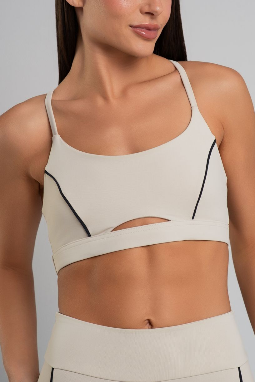 K5046-B_Top_com_Abertura_Frontal_e_Vivos_Contrastantes_Off-White__Preto__Ref:_K5046-B