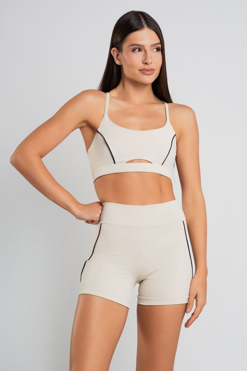 K5048-B_Short_com_Cos_Estreito_e_Vivos_Contrastantes_Off-White__Preto__Ref:_K5048-B
