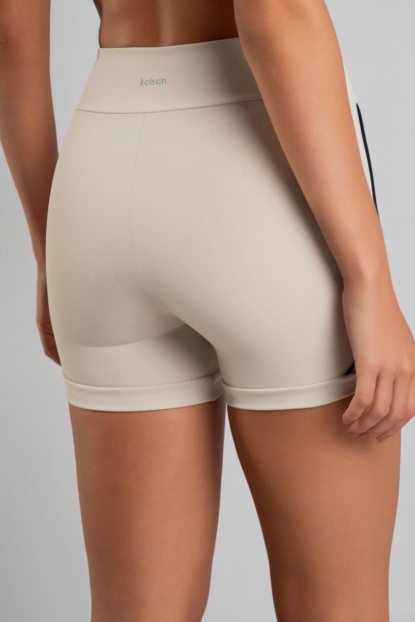 K5048-B_Short_com_Cos_Estreito_e_Vivos_Contrastantes_Off-White__Preto__Ref:_K5048-B