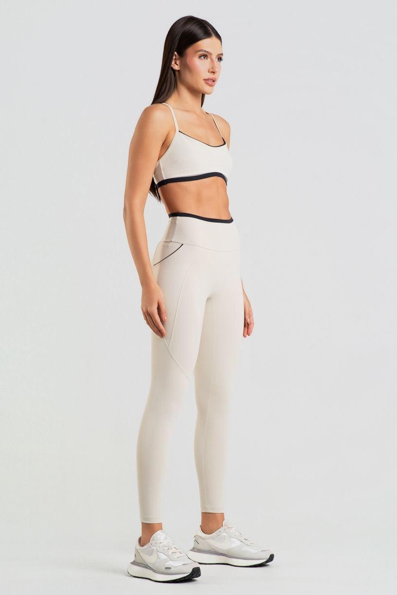 K5052-A_Top_com_Alcas_Regulaveis_e_Detalhes_Contrastantes_Off-White__Preto__Ref:_K5052-A