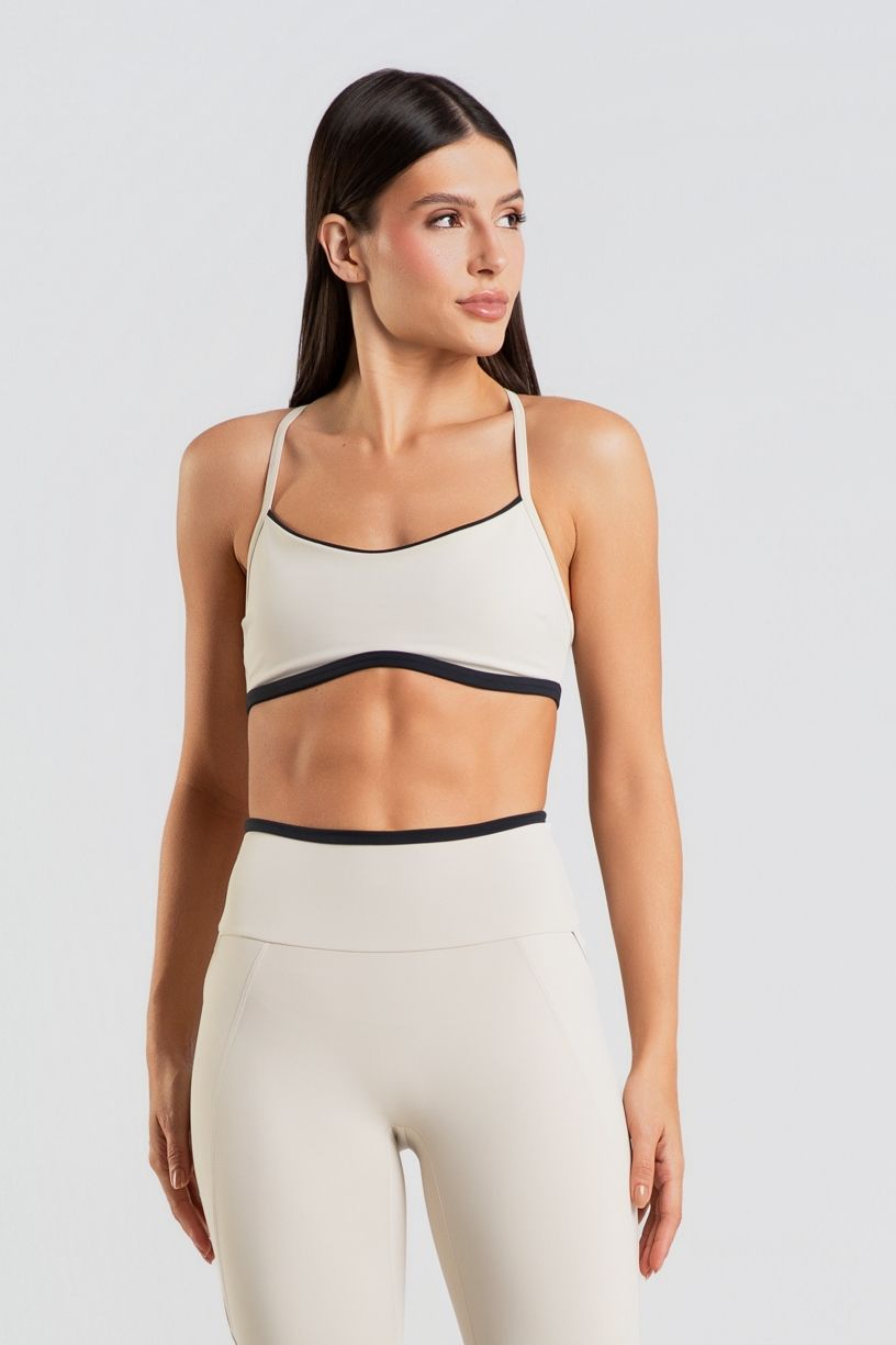 K5052-A_Top_com_Alcas_Regulaveis_e_Detalhes_Contrastantes_Off-White__Preto__Ref:_K5052-A