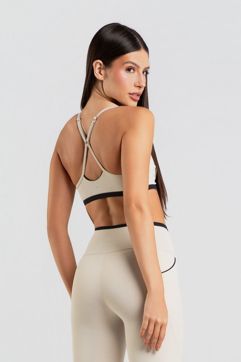 K5052-A_Top_com_Alcas_Regulaveis_e_Detalhes_Contrastantes_Off-White__Preto__Ref:_K5052-A