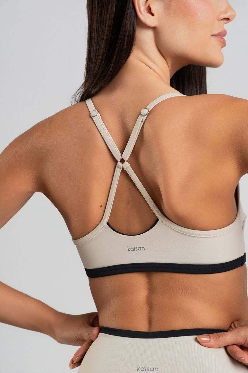K5052-A_Top_com_Alcas_Regulaveis_e_Detalhes_Contrastantes_Off-White__Preto__Ref:_K5052-A