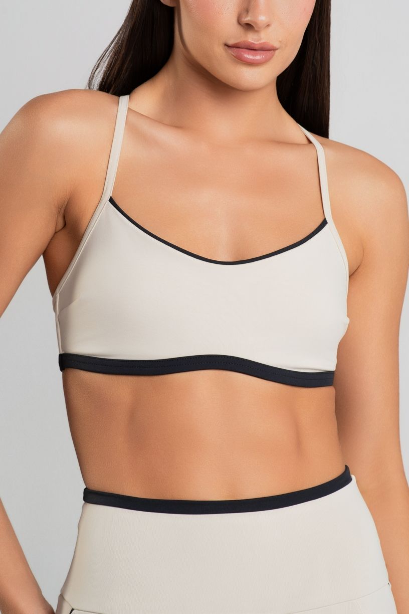K5052-A_Top_com_Alcas_Regulaveis_e_Detalhes_Contrastantes_Off-White__Preto__Ref:_K5052-A