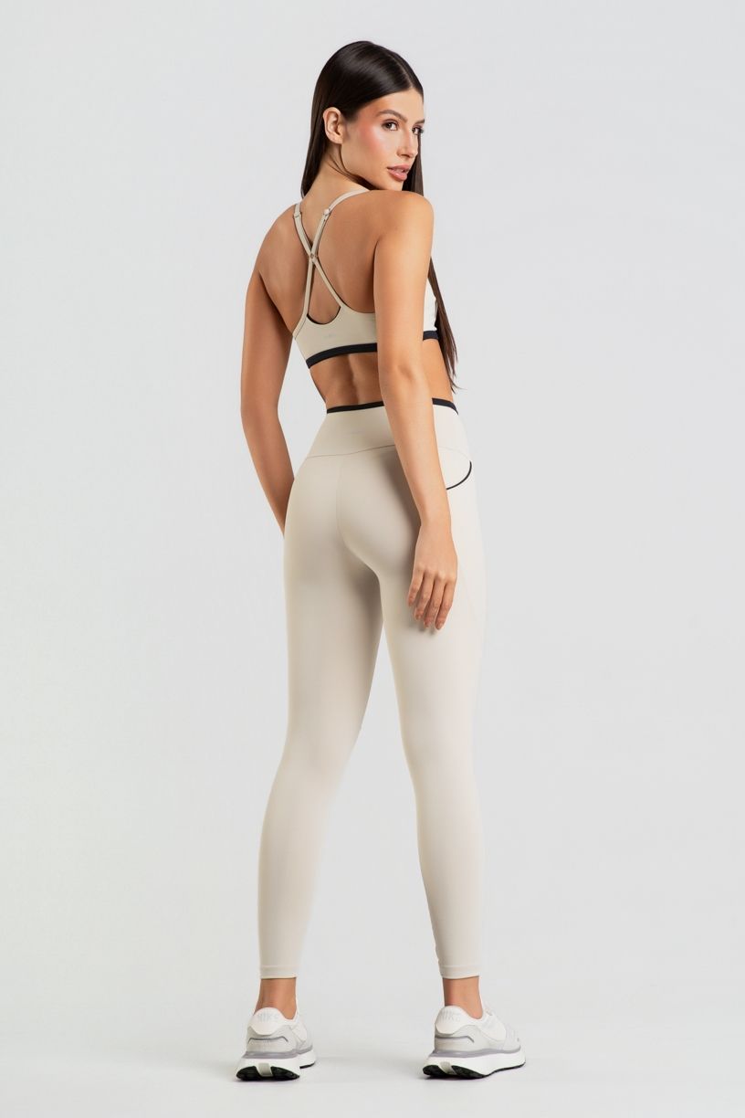 K5053-A_Calca_Legging_com_Bolsos_e_Detalhes_Contrastantes_Off-White__Preto__Ref:_K5053-A