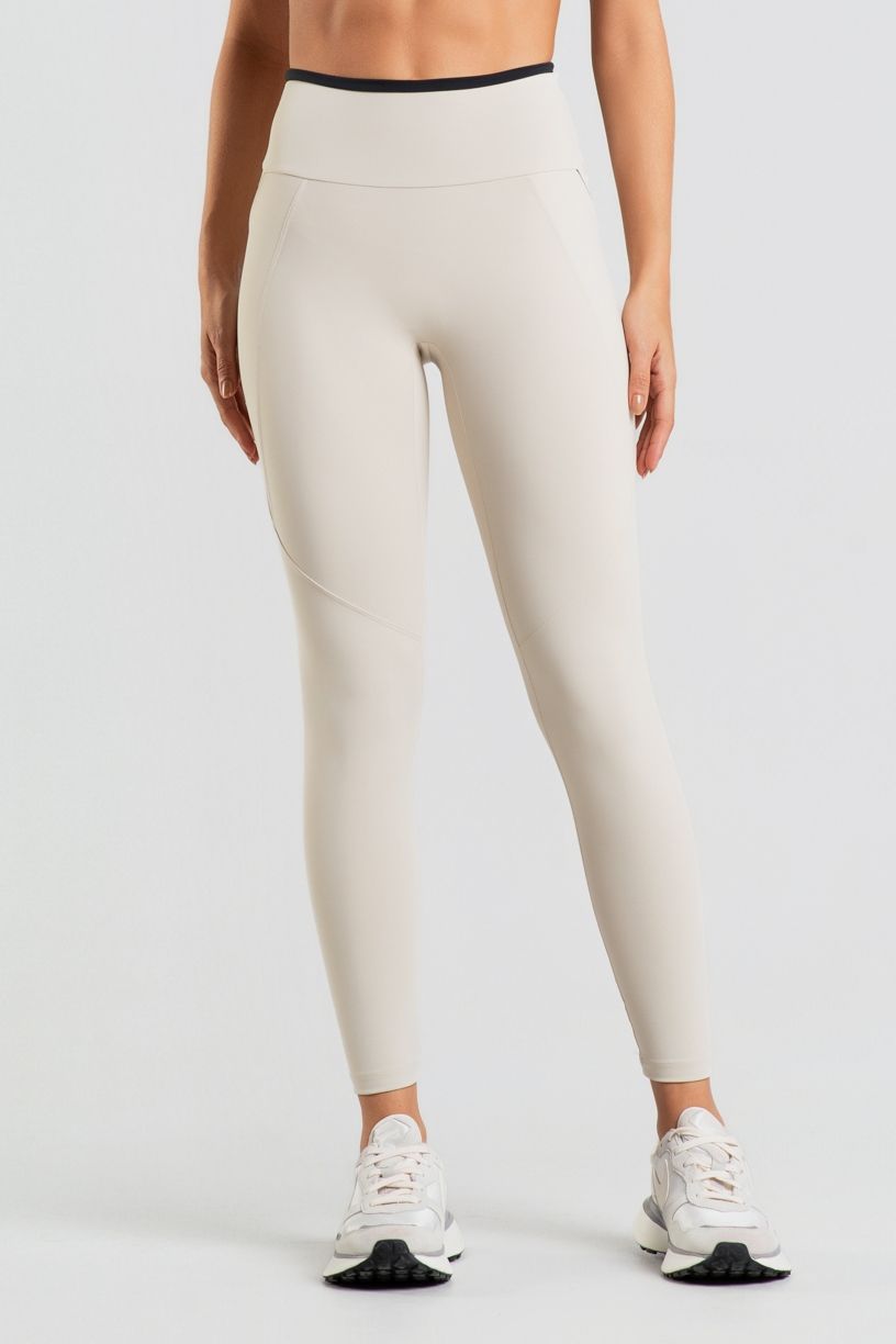 K5053-A_Calca_Legging_com_Bolsos_e_Detalhes_Contrastantes_Off-White__Preto__Ref:_K5053-A
