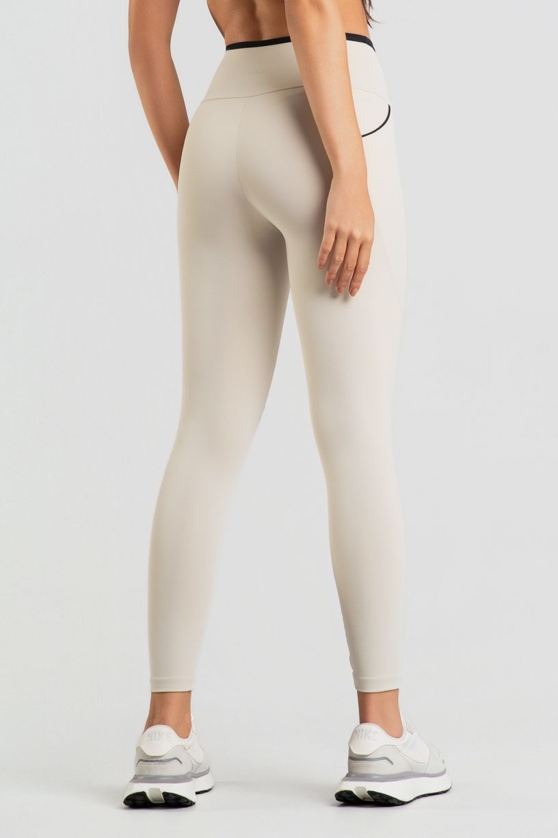 K5053-A_Calca_Legging_com_Bolsos_e_Detalhes_Contrastantes_Off-White__Preto__Ref:_K5053-A