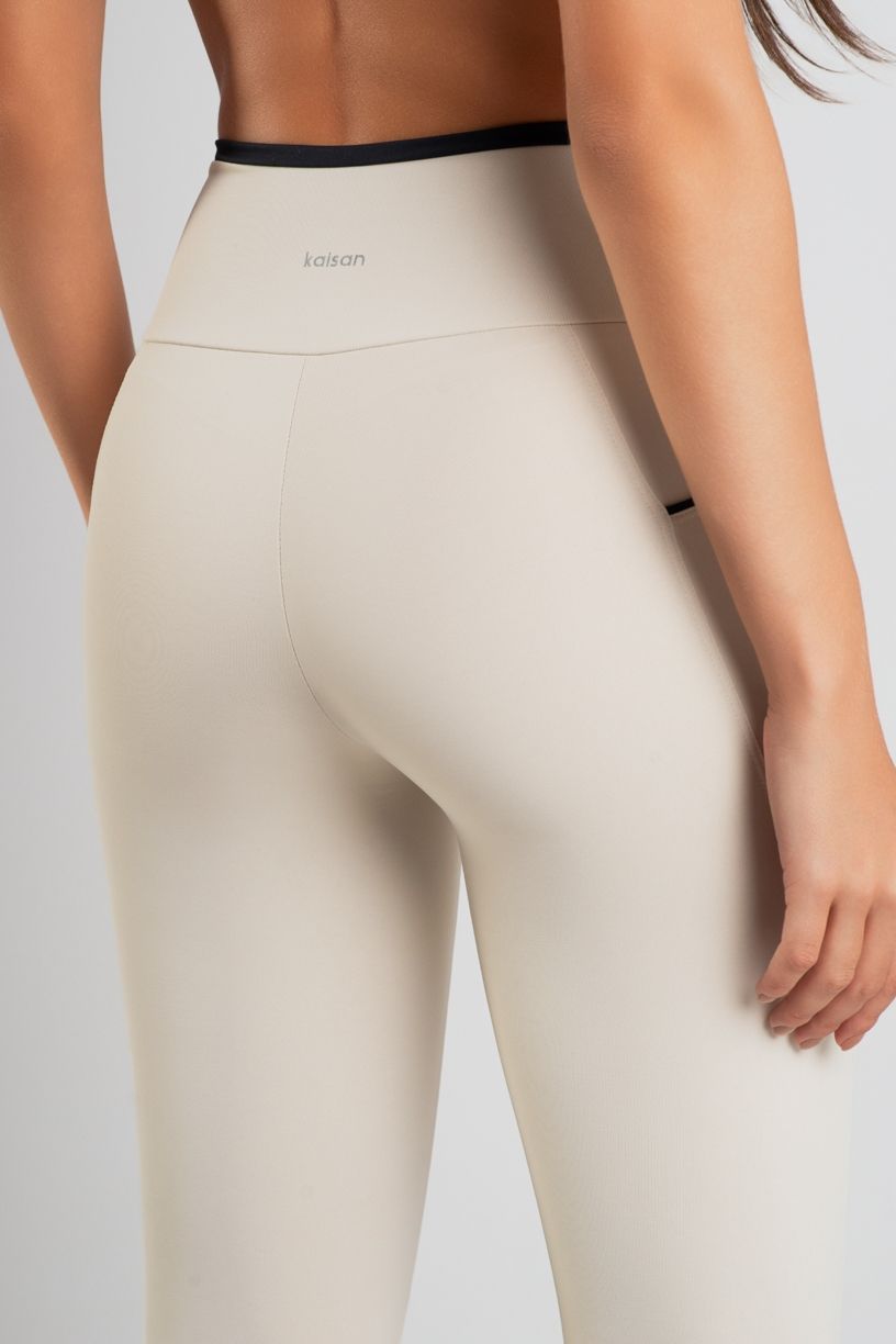 K5053-A_Calca_Legging_com_Bolsos_e_Detalhes_Contrastantes_Off-White__Preto__Ref:_K5053-A