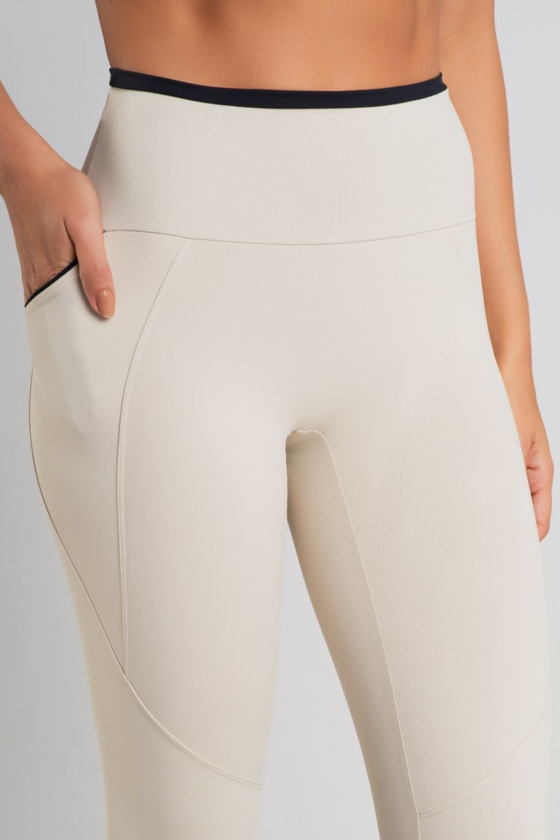 K5053-A_Calca_Legging_com_Bolsos_e_Detalhes_Contrastantes_Off-White__Preto__Ref:_K5053-A