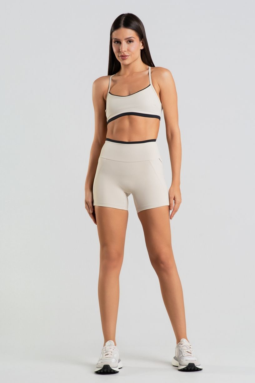 K5054-A_Short_com_Bolsos_e_Detalhes_Contrastantes_Off-White__Preto__Ref:_K5054-A