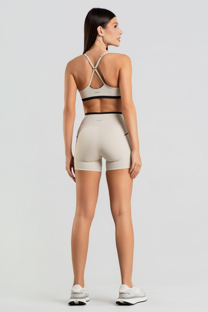 K5054-A_Short_com_Bolsos_e_Detalhes_Contrastantes_Off-White__Preto__Ref:_K5054-A