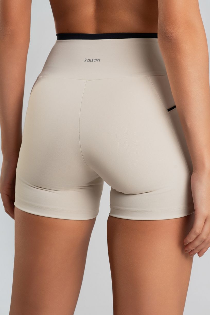 K5054-A_Short_com_Bolsos_e_Detalhes_Contrastantes_Off-White__Preto__Ref:_K5054-A