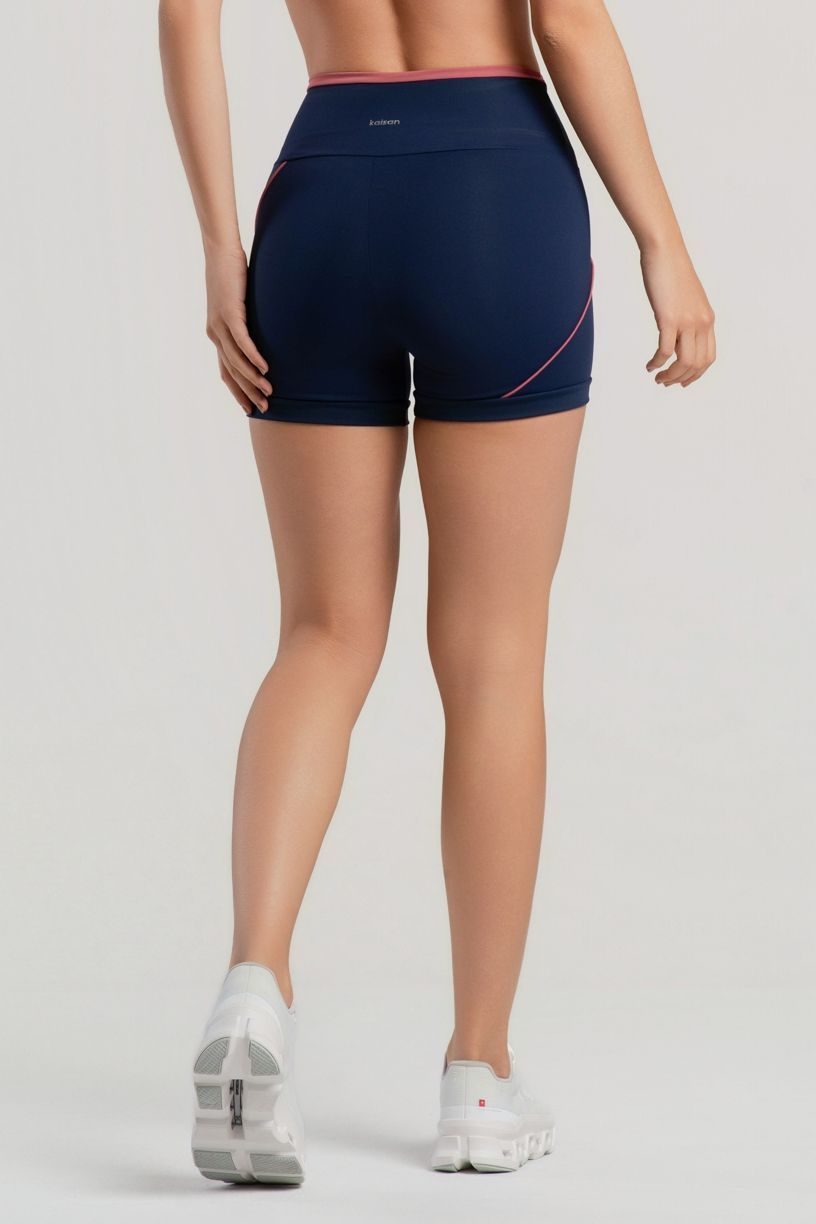 K5079-A_Short_com_Recortes_Assimetricos_Azul_Marinho__Hibisco__Ref:_K5079-A