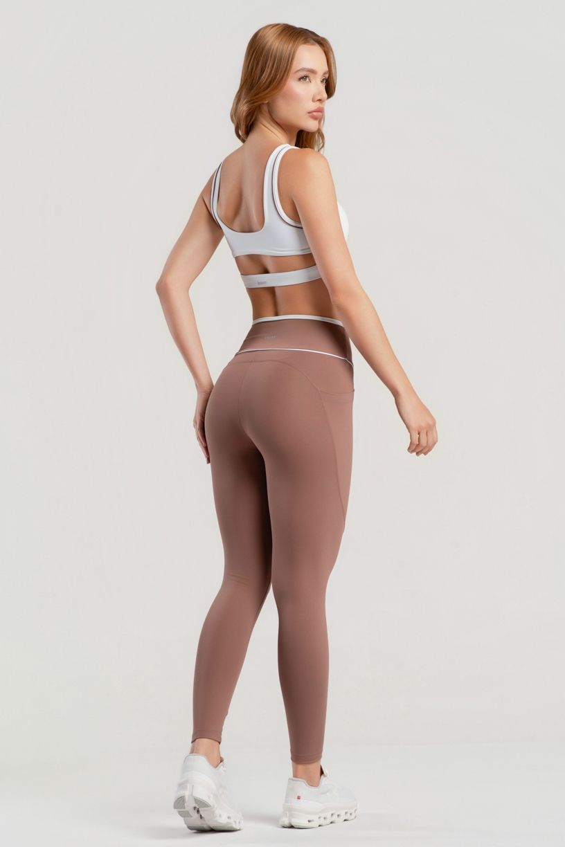 K5072-A_Calca_Legging_com_Bolsos_e_Detalhes_Contrastantes_Canela__Branco__Ref:_K5072-A
