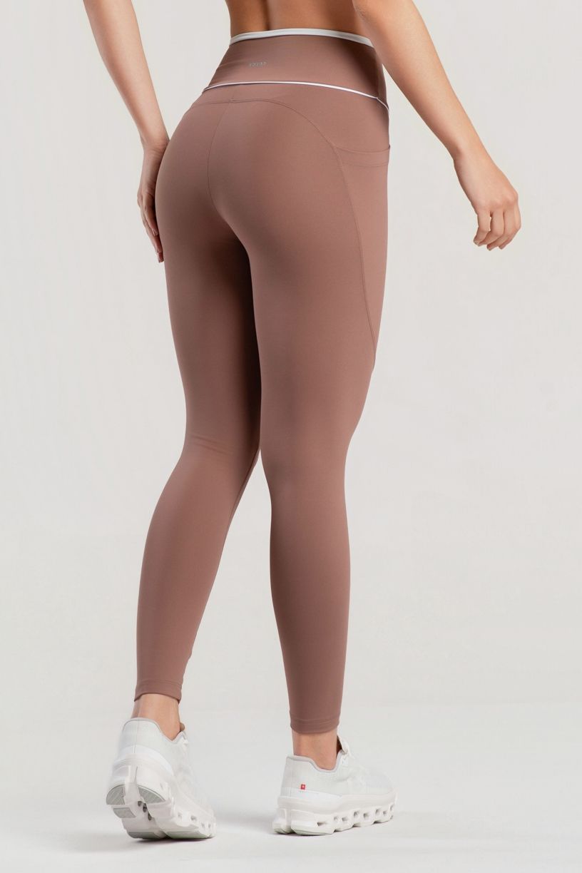 K5072-A_Calca_Legging_com_Bolsos_e_Detalhes_Contrastantes_Canela__Branco__Ref:_K5072-A