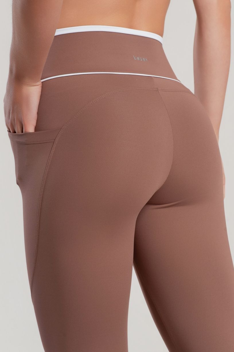 K5072-A_Calca_Legging_com_Bolsos_e_Detalhes_Contrastantes_Canela__Branco__Ref:_K5072-A