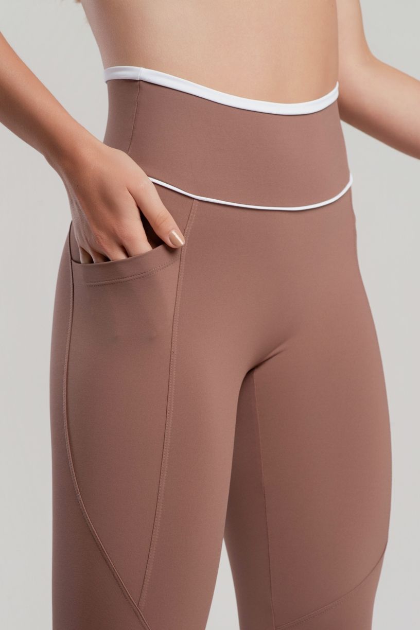K5072-A_Calca_Legging_com_Bolsos_e_Detalhes_Contrastantes_Canela__Branco__Ref:_K5072-A