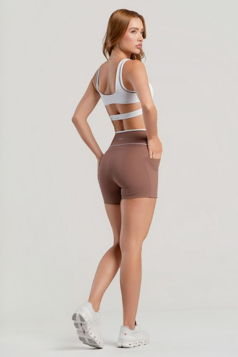 K5073-A_Short_com_Bolsos_e_Detalhes_Contrastantes_Canela__Branco__Ref:_K5073-A