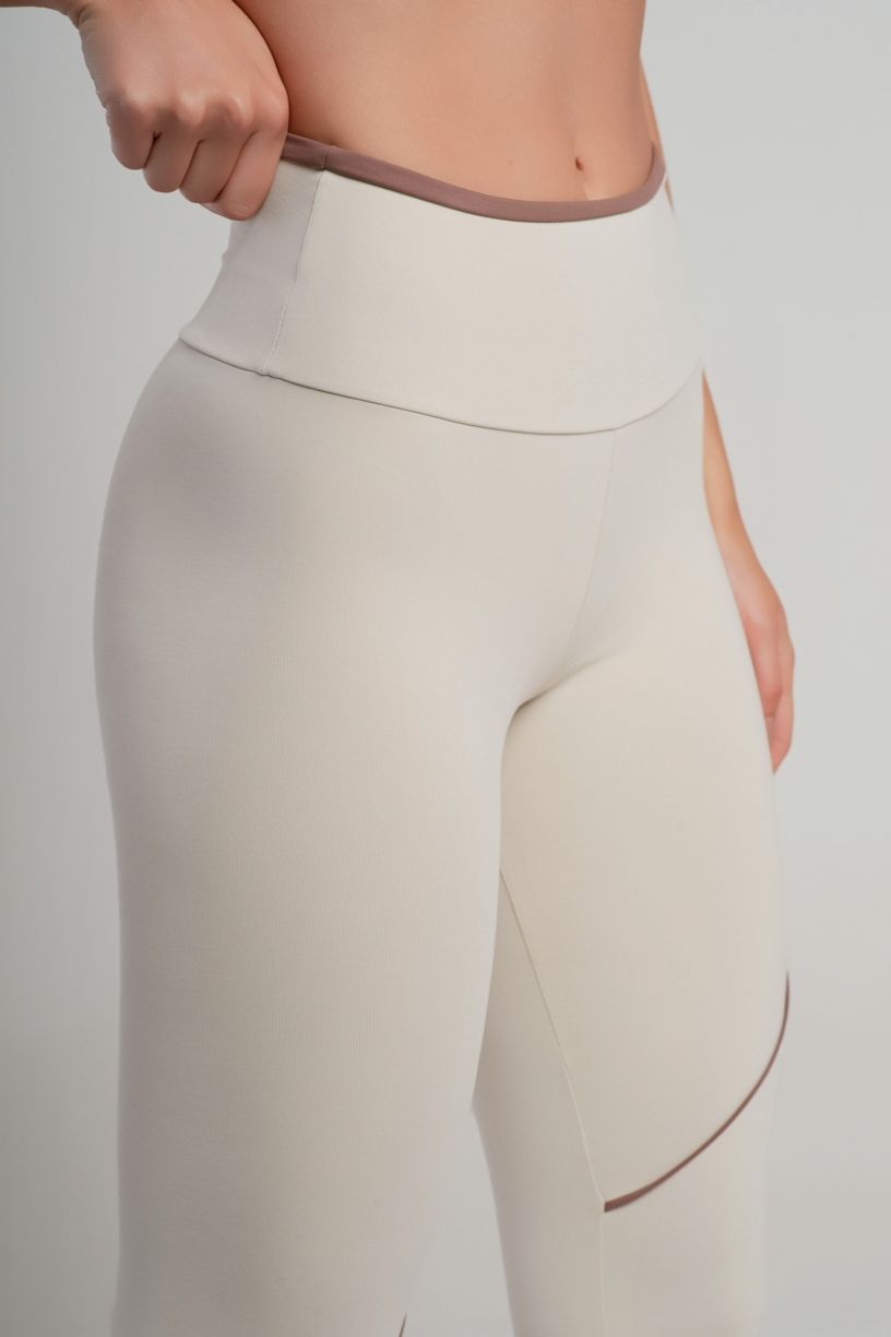 K5078-B_Calca_Legging_com_Recortes_Assimetricos_Off-White__Canela__Ref:_K5078-B