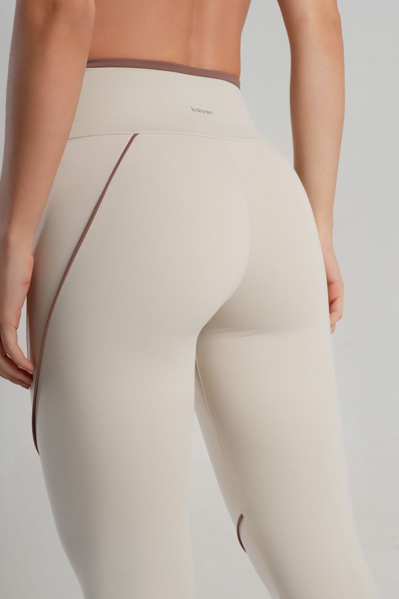 K5078-B_Calca_Legging_com_Recortes_Assimetricos_Off-White__Canela__Ref:_K5078-B