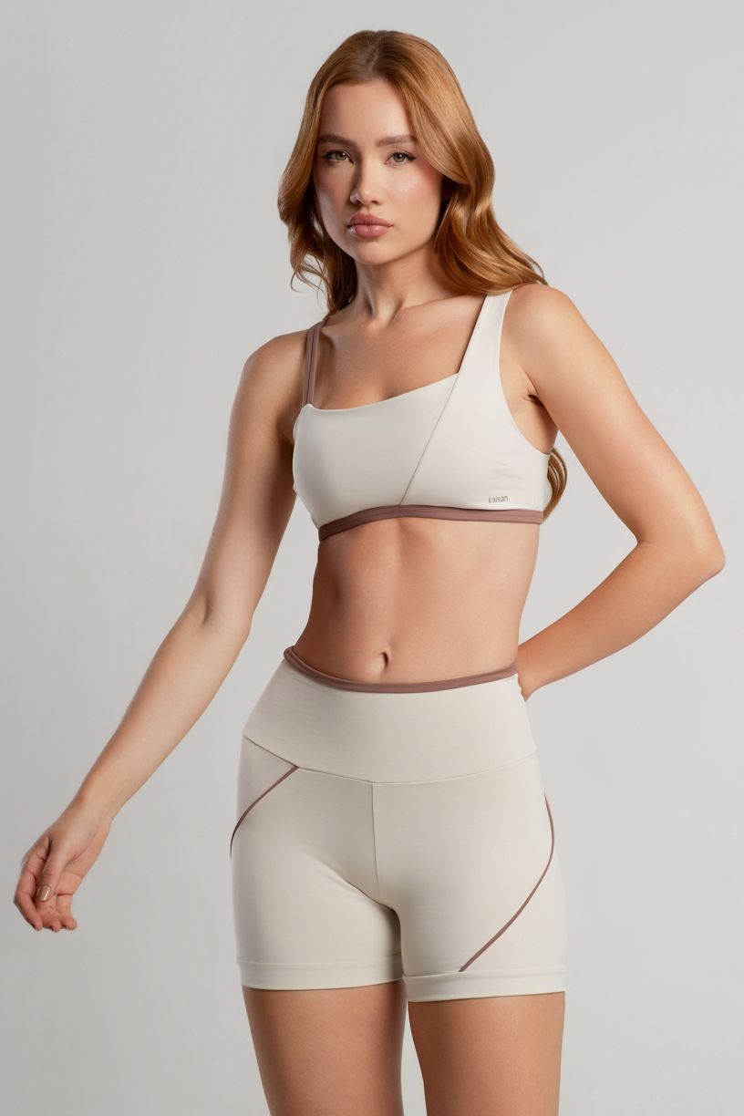 K5079-B_Short_com_Recortes_Assimetricos_Off-White__Canela__Ref:_K5079-B