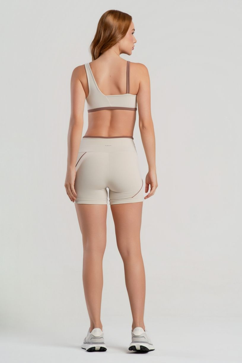 K5079-B_Short_com_Recortes_Assimetricos_Off-White__Canela__Ref:_K5079-B