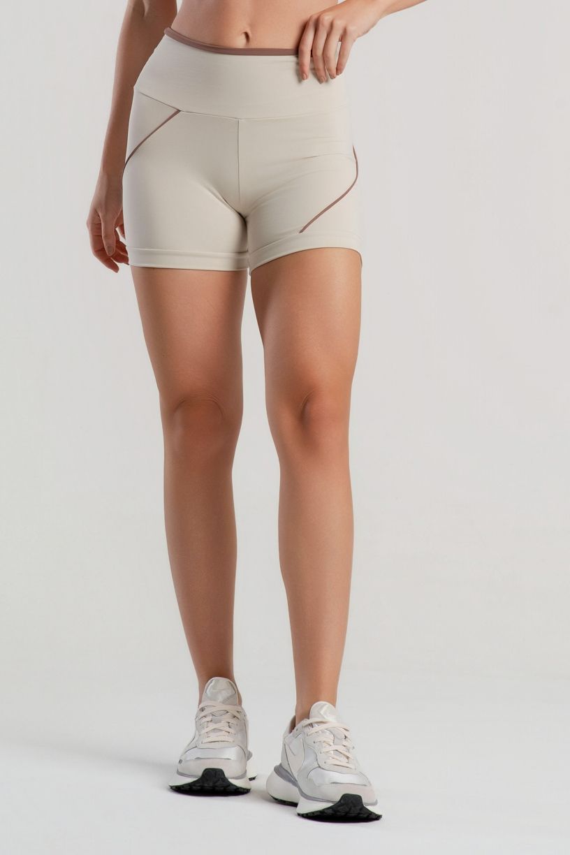 K5079-B_Short_com_Recortes_Assimetricos_Off-White__Canela__Ref:_K5079-B