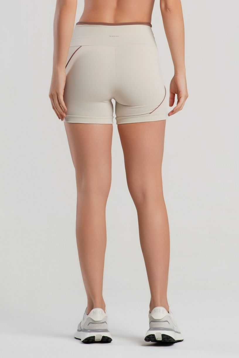 K5079-B_Short_com_Recortes_Assimetricos_Off-White__Canela__Ref:_K5079-B