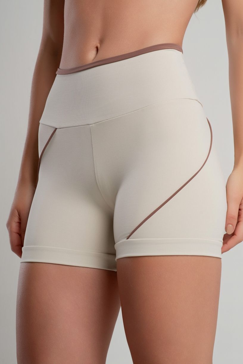 K5079-B_Short_com_Recortes_Assimetricos_Off-White__Canela__Ref:_K5079-B