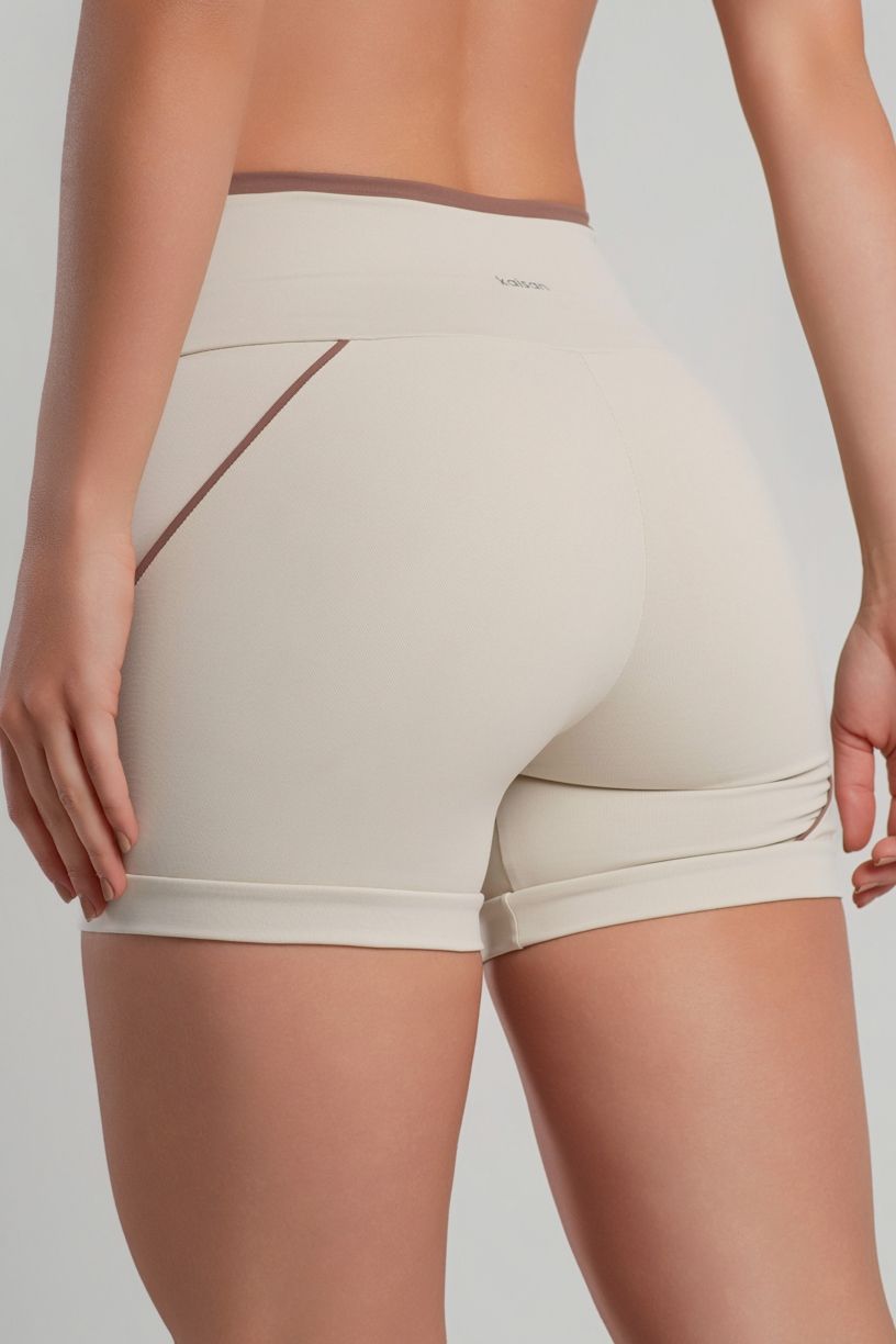 K5079-B_Short_com_Recortes_Assimetricos_Off-White__Canela__Ref:_K5079-B