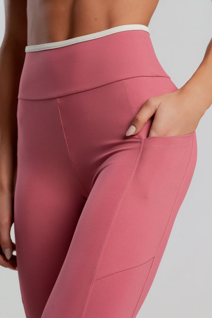 K4878-C_Calca_Legging_com_Bolsos_e_Vira_Contrastante_Hibisco__Off-White__Ref:_K4878-C