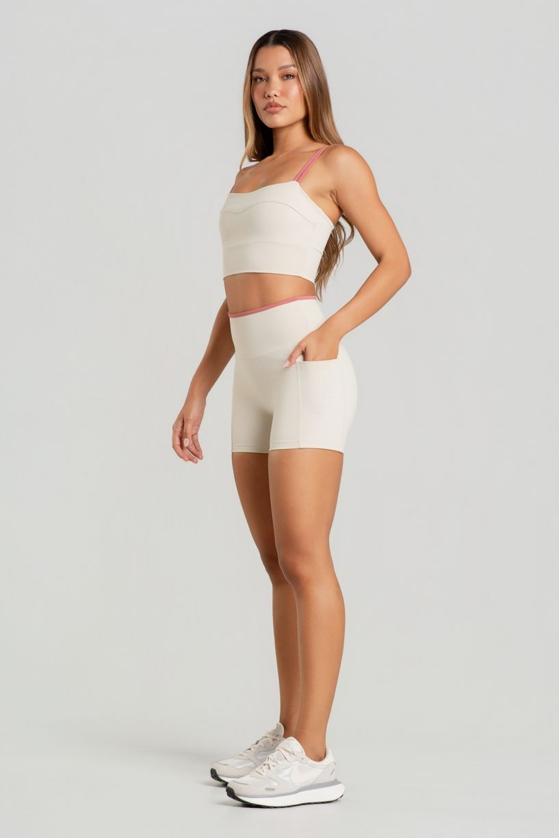 K5182-A_Short_com_Bolsos_e_Detalhe_Contrastante_Off-White__Hibisco__Ref:_K5182-A