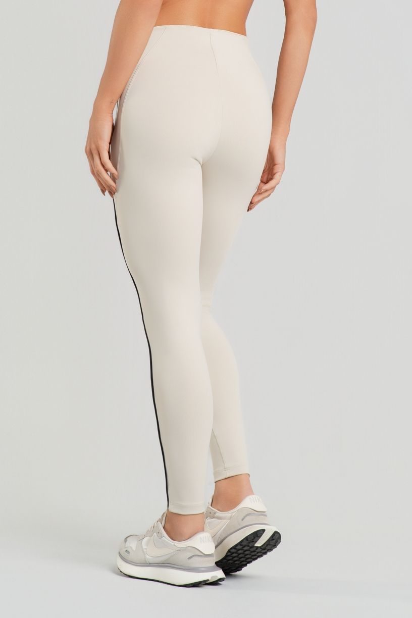 K5208-B_Calca_Legging_com_Recortes_e_Vivo_Contrastante_Off-White__Preto__Ref:_K5208-B