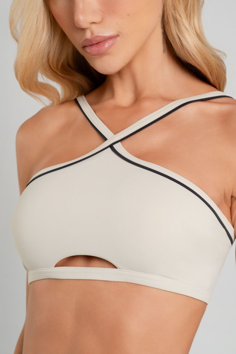 K5207-B_Top_com_Abertura_Frontal_e_Vivo_Contrastante_Off-White__Preto__Ref:_K5207-B