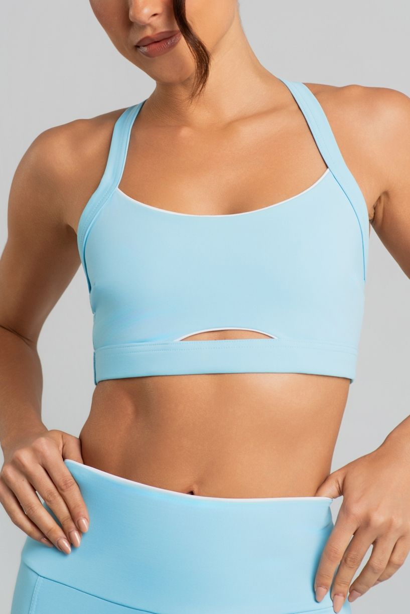 K5120-B_Top_com_Detalhes_Contrastantes_e_Abertura_Frontal_Azul_Ceu__Branco__Ref:_K5120-B