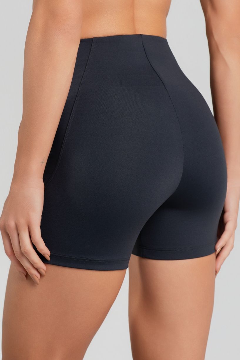 K5209-A_Short_com_Recortes_e_Vivo_Contrastante_Preto__Off-White__Ref:_K5209-A
